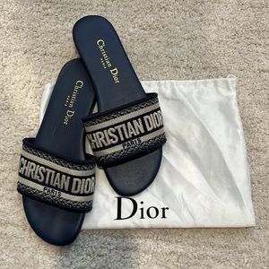LIKE NEW: CHRISTIAN DIOR SLIDES